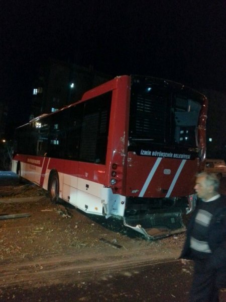 El freni çekilmeyen otobüs başka bir otobüse çarptı: 1 yaralı
