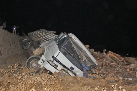 El frenini tam çekmeyince kamyonunu 5 metre aşağıda buldu