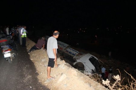El frenini tam çekmeyince kamyonunu 5 metre aşağıda buldu