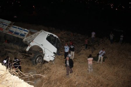 El frenini tam çekmeyince kamyonunu 5 metre aşağıda buldu