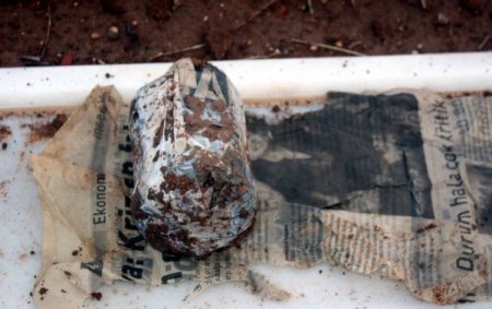 El yapımı bombayı mezara saklamışlar