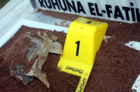 El yapımı bombayı mezara saklamışlar