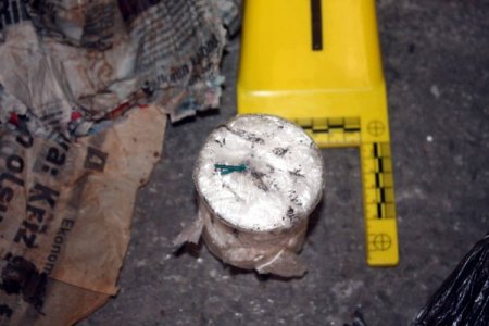 El yapımı bombayı mezara saklamışlar