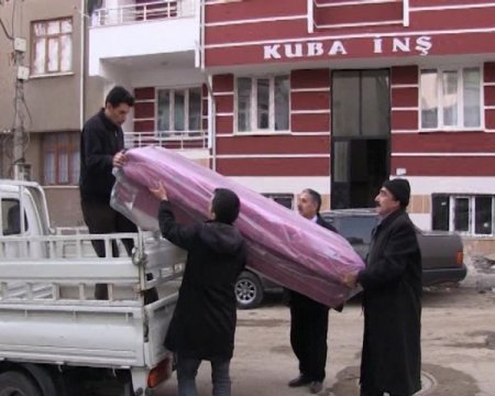 Elazığ Belediyesi’nden iki aileye eşya ve gıda yardımı