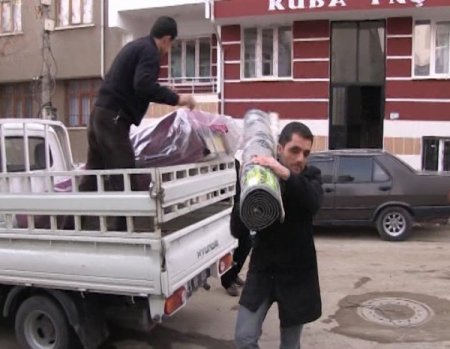 Elazığ Belediyesi’nden iki aileye eşya ve gıda yardımı