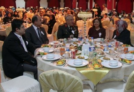 Elazığ protokolü şehit ve gazi yakınlarıyla yemek yedi