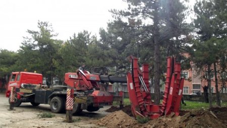 Elazığ'da ağaçlar özel yöntemle yer değiştiriyor