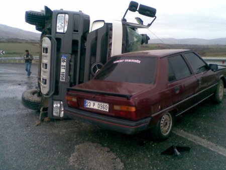Elazığ'da aşırı hızlı beton mikseri virajı alamadı: 1 yaralı