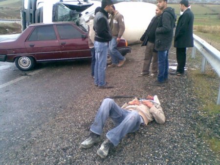 Elazığ'da aşırı hızlı beton mikseri virajı alamadı: 1 yaralı