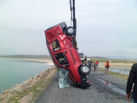 Elazığ'da bir araç Keban Baraj Gölü'ne uçtu