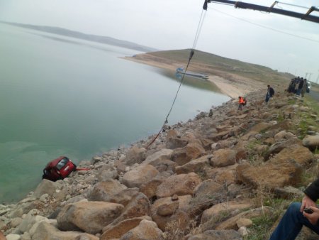 Elazığ'da bir araç Keban Baraj Gölü'ne uçtu