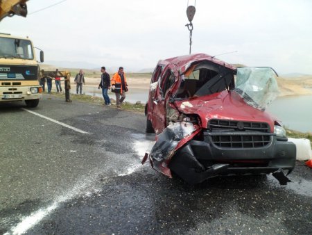 Elazığ'da bir araç Keban Baraj Gölü'ne uçtu