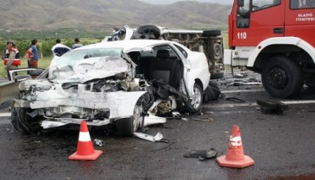 Elazığ'da trafik kazası: 2 ölü, 10 yaralı