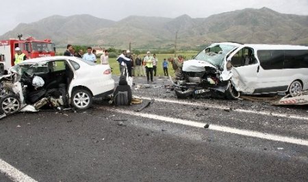 Elazığ'da trafik kazası: 2 ölü, 10 yaralı
