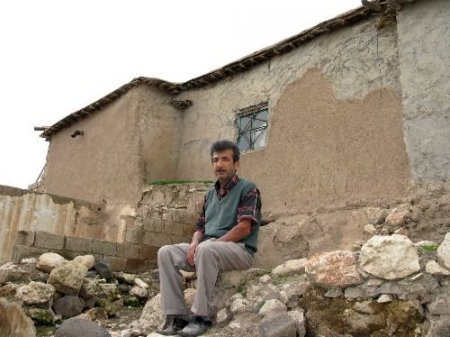 Elazığ'daki Depremin Ardından Gözler Kerpiç Evlere Çevrildi