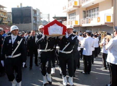 Elazığ'daki kazada hayatını kaybeden polis memuru İzmir'de toprağa verildi