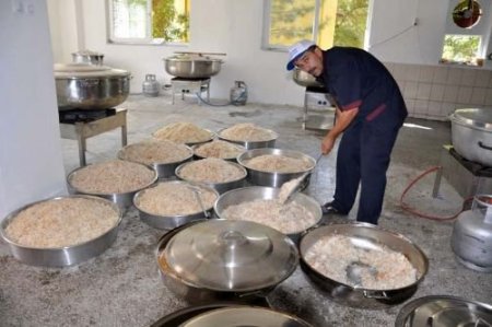 Elbistan Belediyesi, 14 Mahallede 70 Noktada 9 Bin Kişiye Sıcak Yemek Dağıtıyor