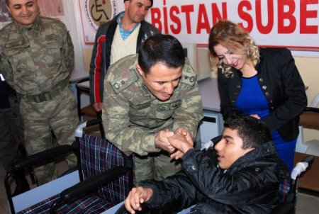 Elbistan İlçe Jandarma'dan engelli vatandaşlara tekerlekli sandalye