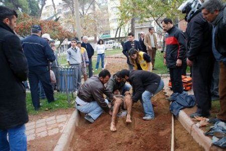 Elektrik Çarpan Arkadaşını Kurtarmak İçin Kuma Gömdü