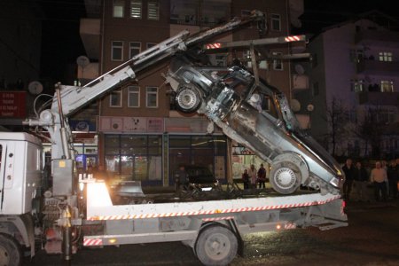 Elektrik direğine çarpan sürücü ağır yaralandı