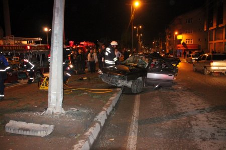Elektrik direğine çarpan sürücü ağır yaralandı