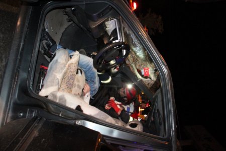 Elektrik direğine çarpan sürücü ağır yaralandı