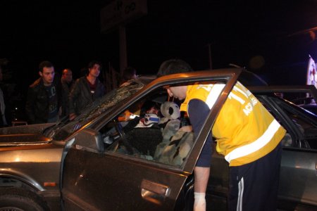 Elektrik direğine çarpan sürücü ağır yaralandı