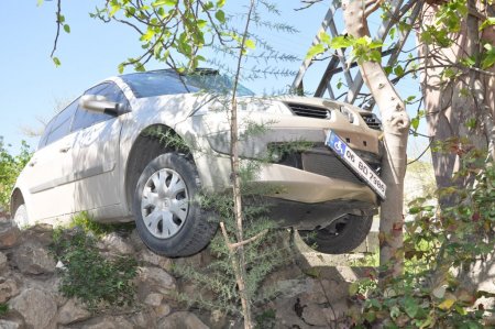 Elektrik direğine çarparak durabildi