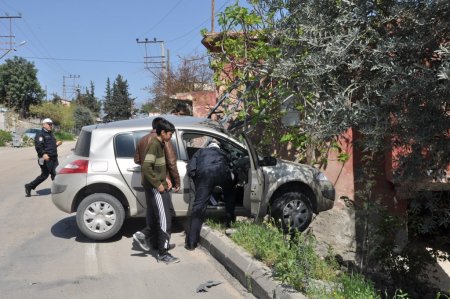 Elektrik direğine çarparak durabildi