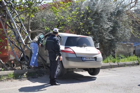 Elektrik direğine çarparak durabildi