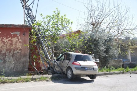 Elektrik direğine çarparak durabildi