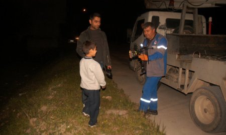 Elektrik direğine takılan oyuncak helikopter TEDAŞ ekiplerine zor anlar yaşattı