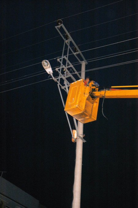 Elektrik direğine takılan oyuncak helikopter TEDAŞ ekiplerine zor anlar yaşattı