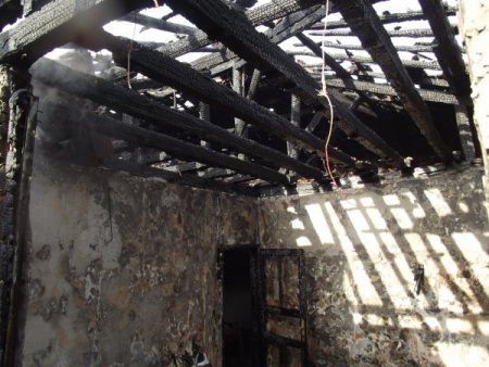 Elektrik kontağından çıkan yangın bir evi kül etti