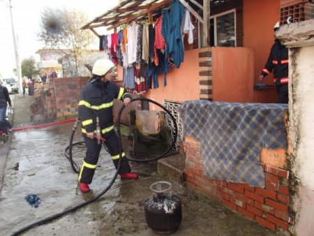 Elektrik kontağından çıkan yangın bir evi kül etti