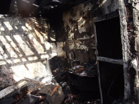 Elektrik kontağından çıkan yangın bir evi kül etti