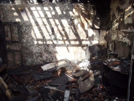 Elektrik kontağından çıkan yangın bir evi kül etti