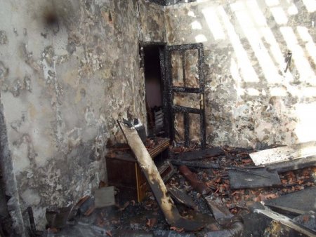 Elektrik kontağından çıkan yangın bir evi kül etti