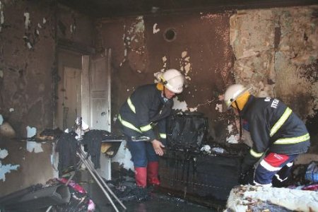 Elektrik Kontağından Çıkan Yangın Eşyaları Kül Etti