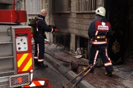 Elektrik sobasından çıkan yangın paniğe yol açtı