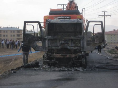 Elektrik tellerine takılan vinci kurtarmak isteyen operatör yanarak can verdi