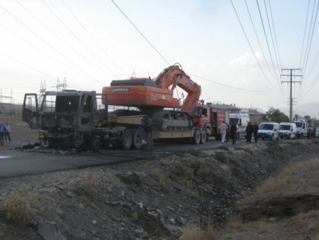 Elektrik tellerine takılan vinci kurtarmak isteyen operatör yanarak can verdi