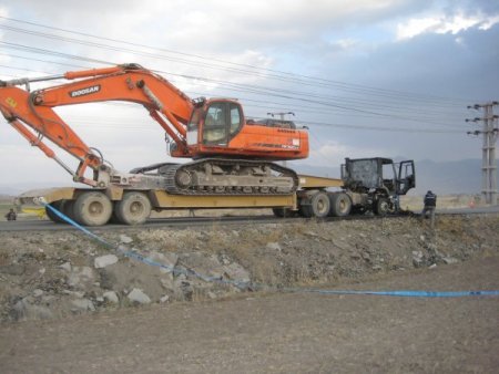 Elektrik tellerine takılan vinci kurtarmak isteyen operatör yanarak can verdi
