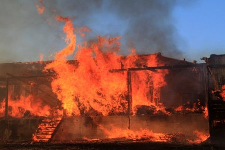 Elektrik Tellerinin Sebep Olduğu Yangında Hızar Atölyesi Yandı