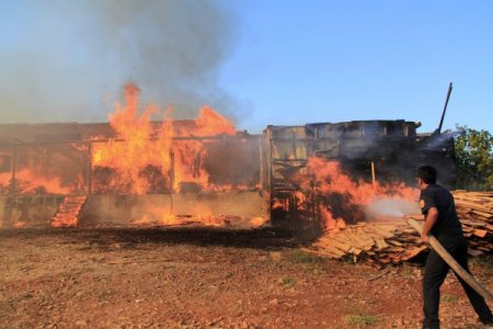 Elektrik Tellerinin Sebep Olduğu Yangında Hızar Atölyesi Yandı