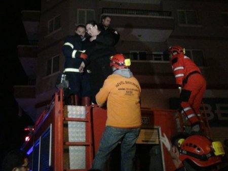 Elektrik trafosundan çıkan yangın korkuttu