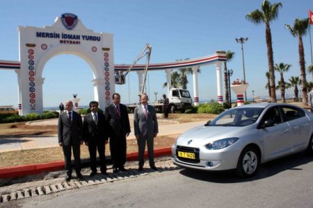 Elektrikli Otomobilin Sessizliği Vali Güzeloğlu'nu Keyiflendirdi