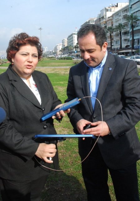 Elektromanyetik alan ölçen bilimadamları: Baz istasyonu arttıkça risk azalıyor