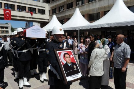 Elif Bebek, Şehit Babasını Babalar Gününde Son Yolculuğuna Uğurladı