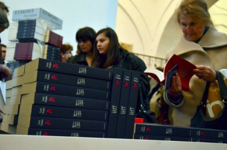 Elif Şafak’ın 'Aşk’ı Bulgaristan’da bir numara